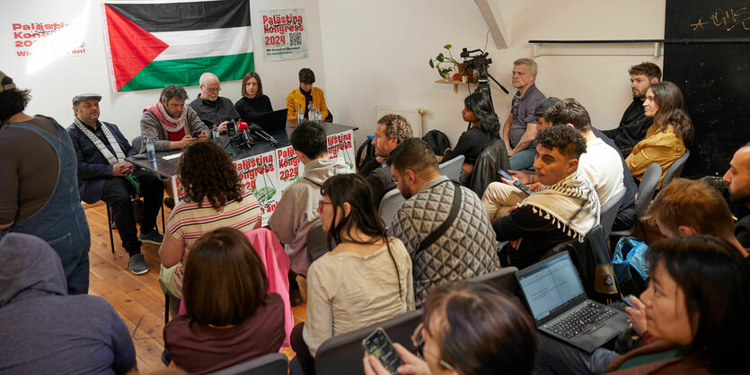 Yuval Gal, Dror Dayan, Wieland Oban, Karin De Rigo und Nadija Samour vom umstrittenen "Palästina-Kongress“ geben eine Pressekonferenz in der Skalitzer Straße in Kreuzberg. Die propalästinensische Veranstaltung unter dem Motto «Wir klagen an» wurde gestern nach zwei Stunden abgebrochen