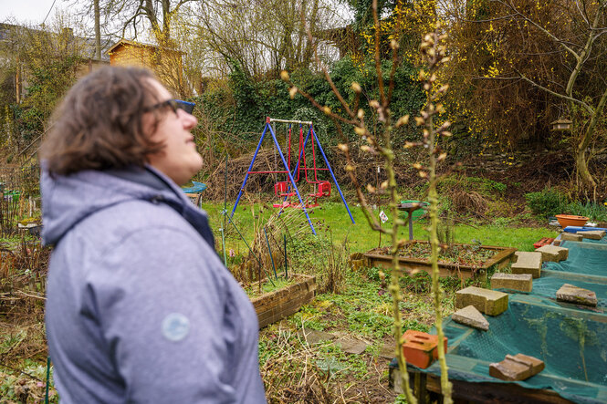 Eine Frau in einem Garten