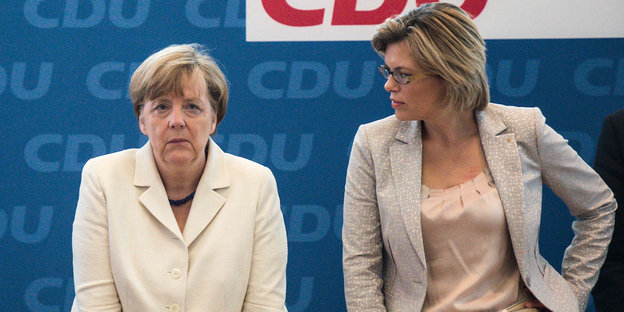 Julia Klöckner und Angela Merkel vor einer Wand mit CDU-Logos