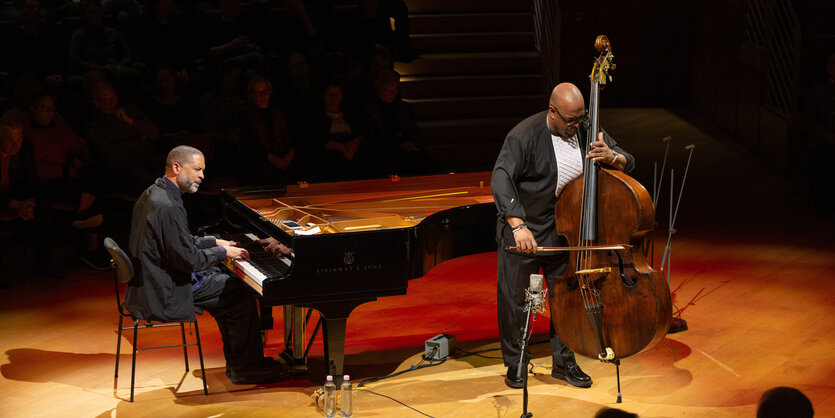 Der US-Jazzpianist Jason Moran am Flügel und Bassist Christian McBride mit Bass beim Konzert in Berlin