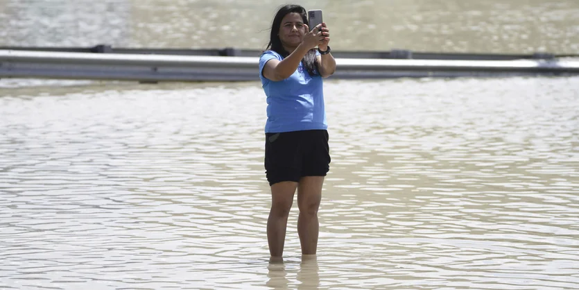 Extremwetter in den arabischen Emiraten: Dubai ertrinkt in Hochwasser |  taz.de