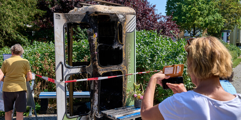 Eine Telefonzelle nach einem Brandanschlag.