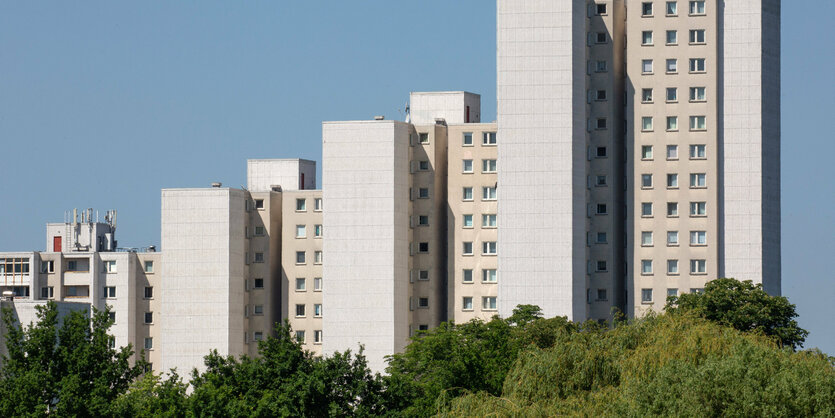 Das Bild zeigt Mietshäuser im Quartier Weiße Siedlung