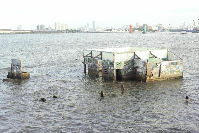 Eine versunkene Moschee, von der nur noch die Aussenwände aus dem Wasser ragen