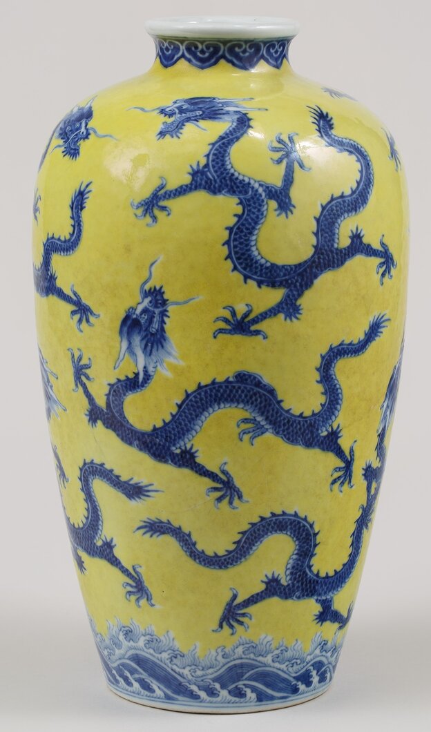 Chinesische Vase mit blauen Drachen auf gelben Grund