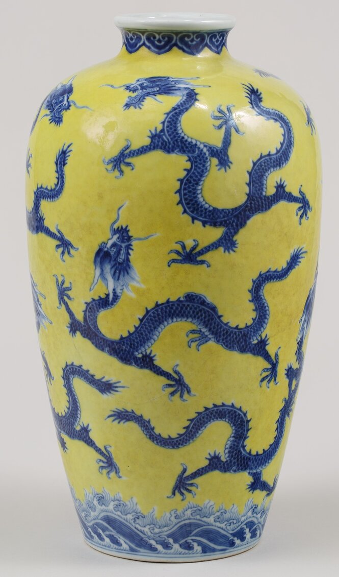 Chinesische Vase mit blauen Drachen auf gelben Grund