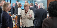 Bundeskanzlerin Angela Merkel (CDU) spricht im Bundeskanzleramt mit Vertretern von Verbänden und gesellschaftlichen Gruppen, die sich bei der Flüchtlingsaufnahme engagieren.