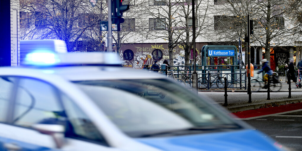 Ein Polizeiwagen fährt beim U-Bahnhof Kottbusser Tor in Kreuzberg vorbei