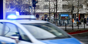 Ein Polizeiwagen fährt beim U-Bahnhof Kottbusser Tor in Kreuzberg vorbei