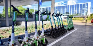 Geparkte E-Roller an einer Straße