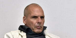 Yanis Varoufakis guckt unfreundlich.