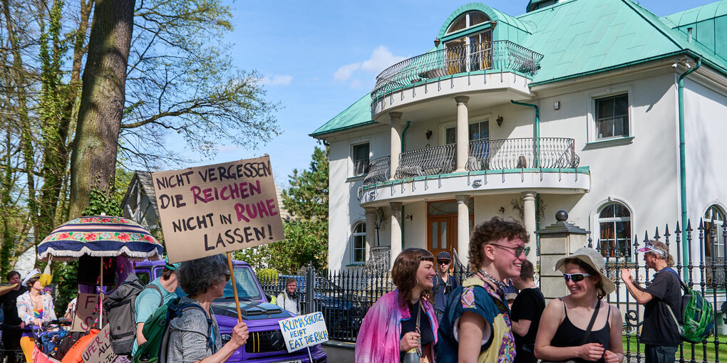 Demonstration vor einer Villa.