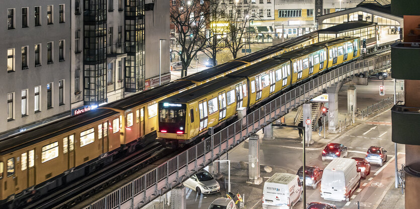 U-Bahn der BVG auf einer Brücke.