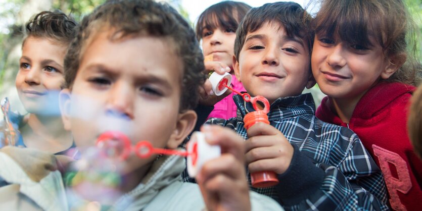 Junge Flüchtlinge spielen