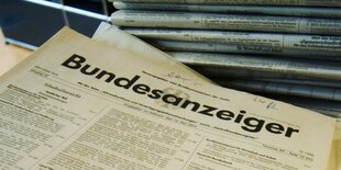 Ein Stapel Zeitungen. Oben auf liegt ein Exemplar vom „Bundesanzeiger“.