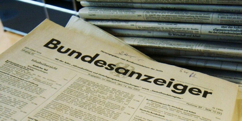 Ein Stapel Zeitungen. Oben auf liegt ein Exemplar vom „Bundesanzeiger“.