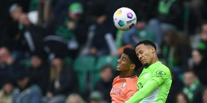 Kopfballduell zwischen einem Wolfsburger und Bochumer Spieler