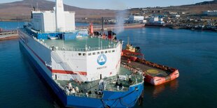 Großes Industrieschiff im Wasser