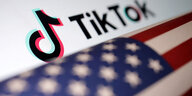 Das TikTok-Zeichen vor US-Flagge