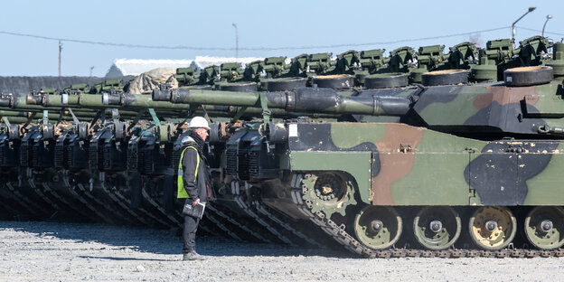 Panzer der US-Streitkräfte stehen auf dem Gelände des Truppenübungsplatzes Grafenwöhr (Aufnahme aus dem Jahr 2022)
