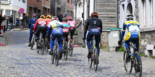 Ein gepflasterter Anstieg beim Radrennen Lüttich-Bastogne-Lüttich