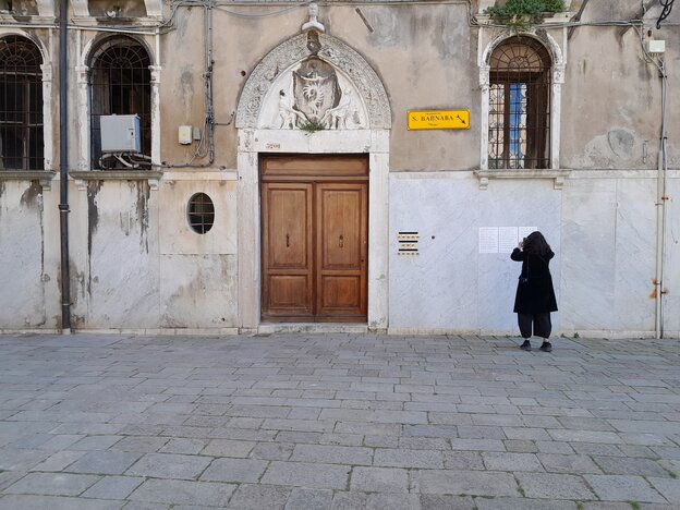 Kein iranischer Pavillon an der ausgeschriebenen Adresse, sondern Plakate von Woman Life Freedom