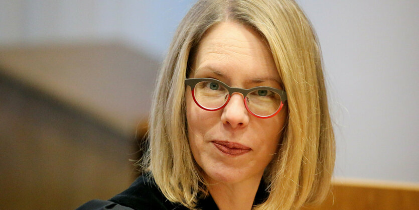 Porträt von Anne Brorhilker. Sie hat blonde Haare und trägt eine Brille.