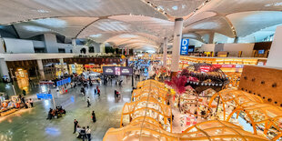 Blick von oben in den New Istanbul Airport (IST) mit seinen unerträglich vielen Shoppingmöglichkeiten am 25. November 2023.