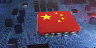 Bildmontage: Auf einer Festplatte ist ein Chip mit der chinesischen Flagge verziert