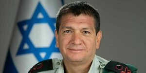Portrait von Aharon Haliva in Militäruniform vor einer israelischen Flagge