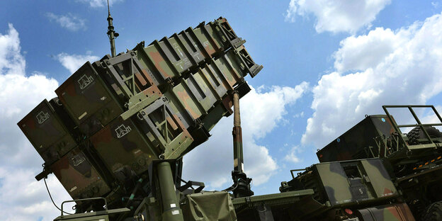 Am Tag der Bundeswehr ist auf dem Luftwaffenstützpunkt eine Abschussvorrichtung des Flugabwehrraketensystems Patriot zu sehen.