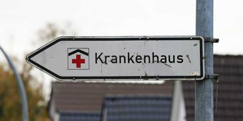 Wegweiser mit der Aufschrift "Krankenhaus"