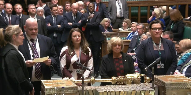Menschen stehen im britischen Parlament