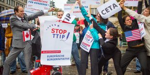 Aktivisten protestieren gegen Ceta und Ttip