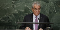 Ein Mann vor einem Rednerpult der Vereinten Nationen