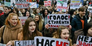 Studierende der Universität in Lemberg protestieren mit Schildern in der Hand