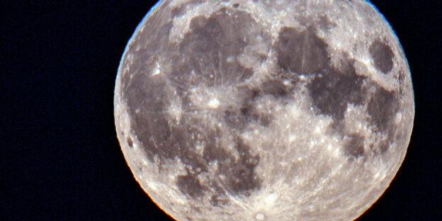 Ein Foto des Mondes vom Schweriner Schloss aus gesehen