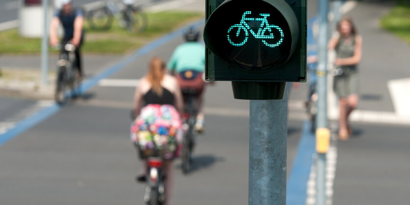 Radweg mit grüner Ampel