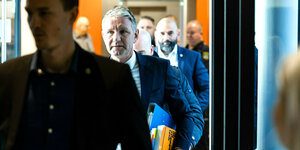 Björn Höcke mit Büchern unterm Arm auf dem Weg ins Landgericht