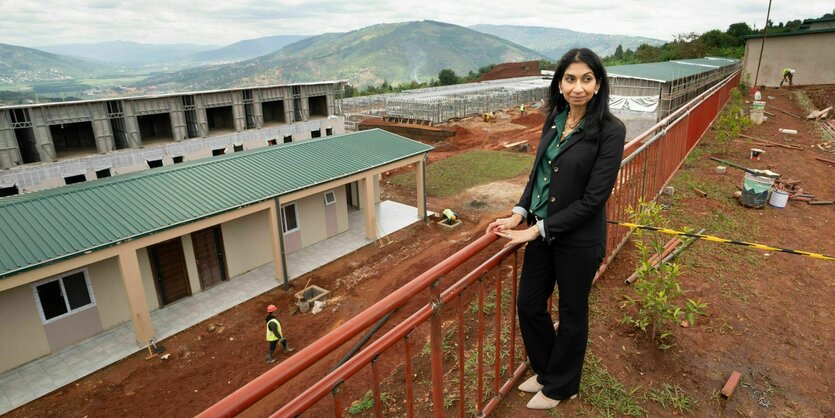 Suella Braverman, ehemalige Innenministerin von Großbritannien, besichtigt eine Baustelle am Stadtrand von Kigali wo Häuser gebaut werden, in denen künftig abgeschobene Migranten aus Großbritannien untergebracht werden könnten