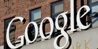 Schriftzug des Internetkonzerns Google an einer Hauswand