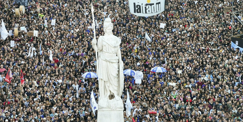 Eine Menschenmasse mit argentinischen Fahnen steht auf einem Platz