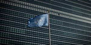 UNO-Flagge vor UN-Gebäude