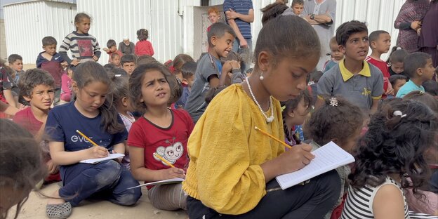 Kinder unter freiem Himmel, einige machen Notizen