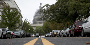 Eine gelbe Straßenmarkierung weist in Richtung des Capitols