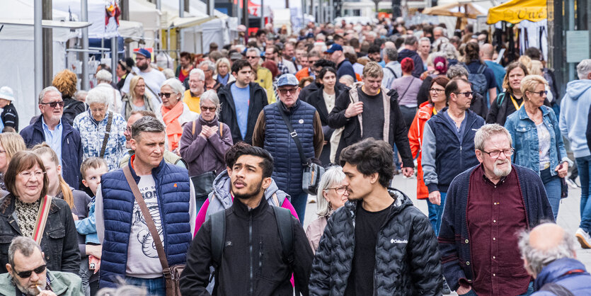 Viele Menschen unterwegs in einer Fußgängerzone.