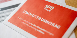 Das Foto zeigt einen Stimmzettelumschlag bei der SPD-Mitgliederbefragung zum künftigen Landesvorsitz