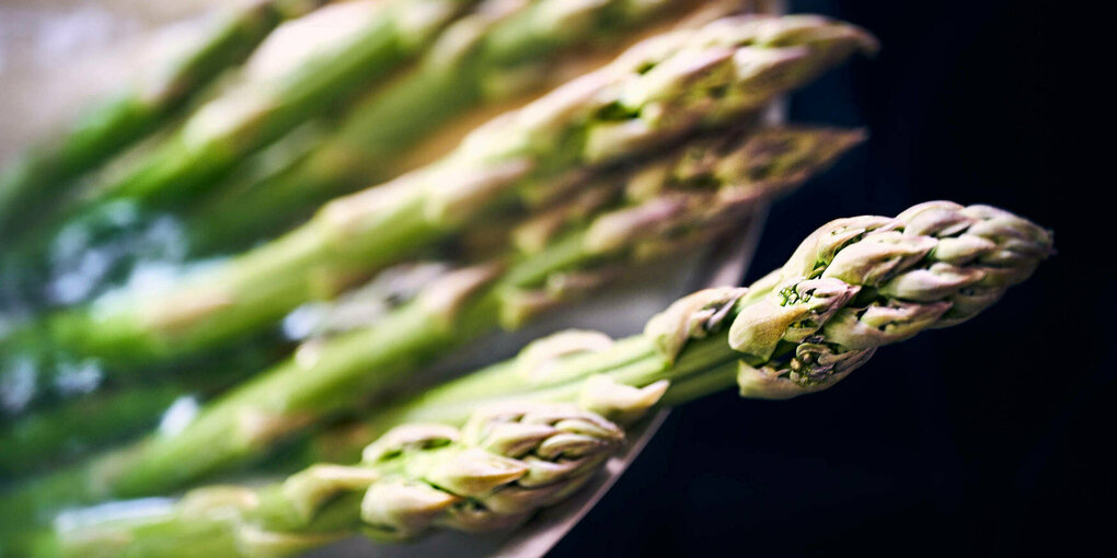 Grüner Spargel kocht in einem Topf.