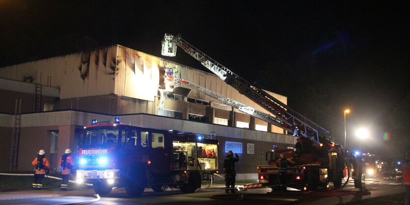 Feuerwehrleute untersuchen einen Brand