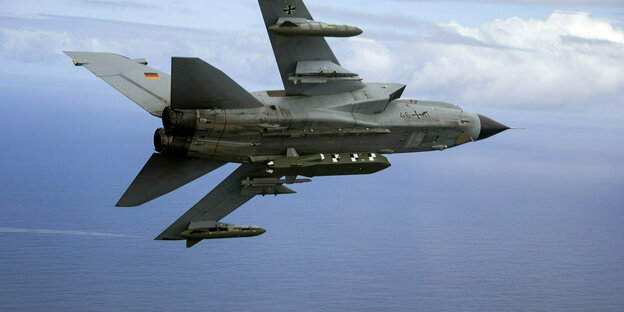 Taurus-Marschflugkörper hängt an einem Tornado Kampfjet